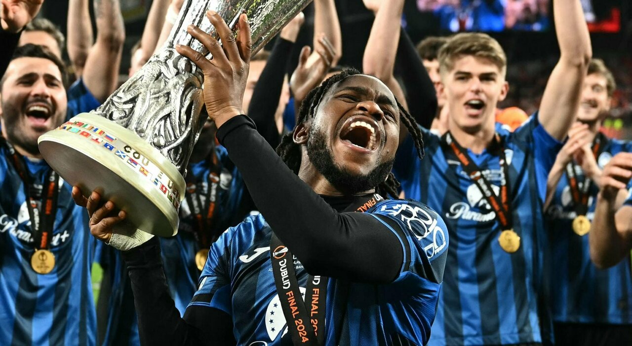 Ademola Lookman celebra un gol con la camiseta de la Atalanta